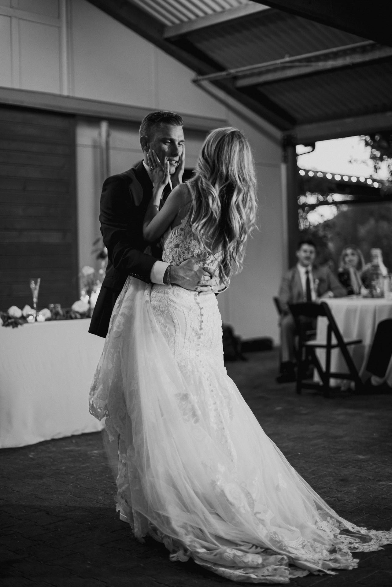Connor & Natalie Timeless California Ranch Wedding first dance documented by cecilia olsson, wedding photographer stockholm